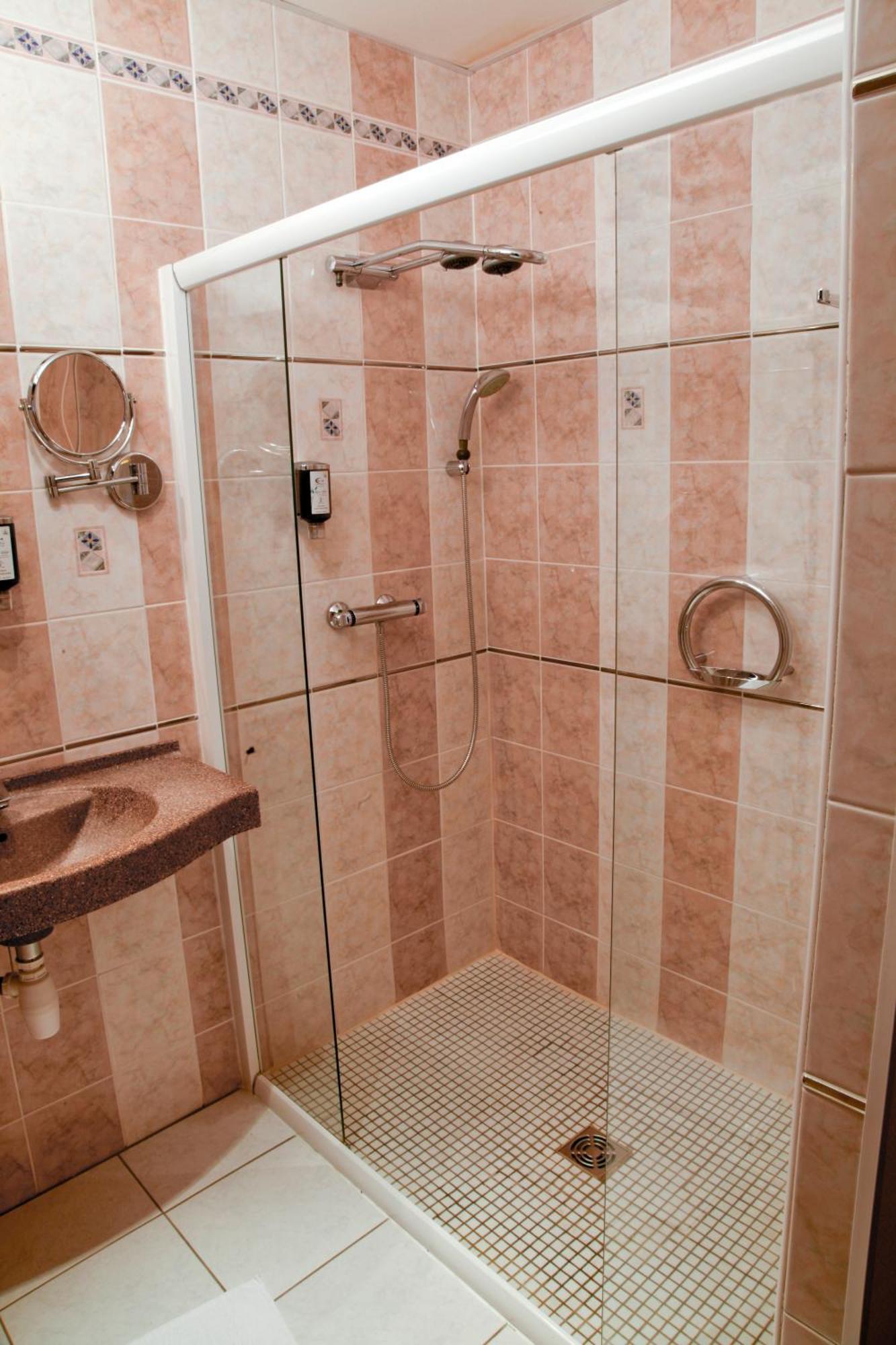 Hotel Bristol شالو أو شُمْبانيِ المظهر الخارجي الصورة