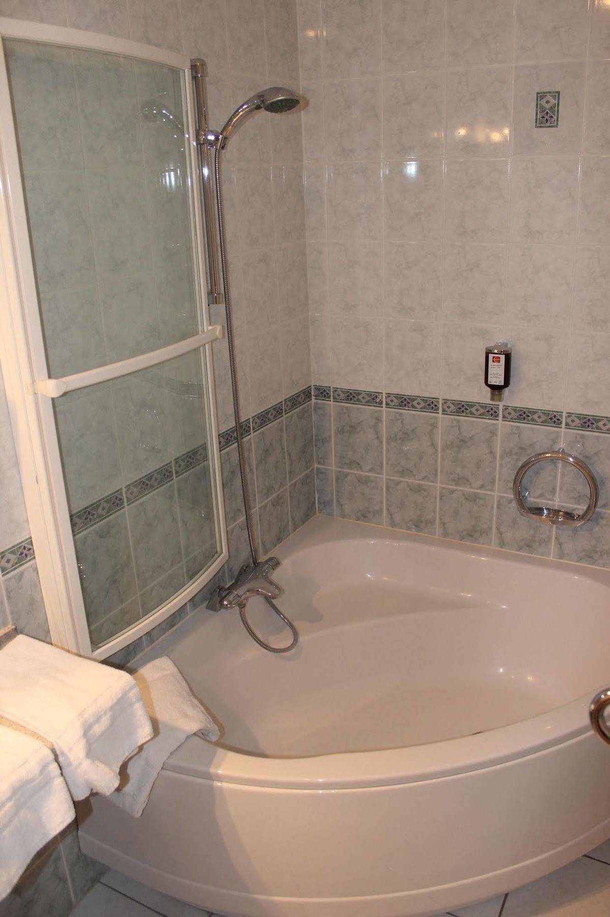 Hotel Bristol شالو أو شُمْبانيِ المظهر الخارجي الصورة